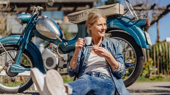 Eine Frau, die heißen Kaffee genießt