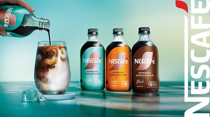 NESCAFÉ® Espresso Concentrate Sample neben einem Iced Coffee und ausgewählten Gewinnspiel-Accessoires.