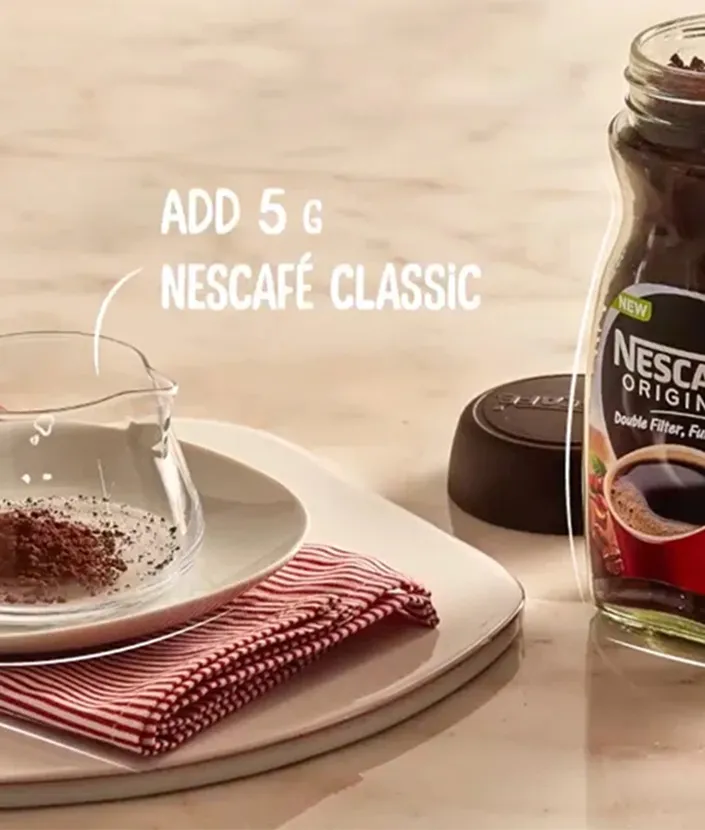 Apfel- und Kaffeerezept, Schritt 1: Messbecher mit 5 g NESCAFÉ CLASSIC