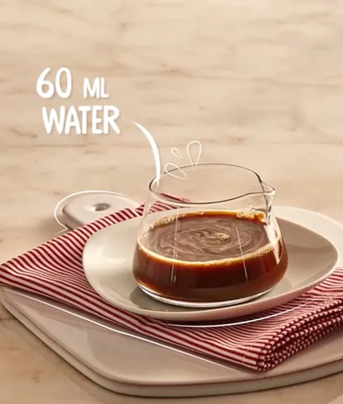 Eiskaffee Rezept, Schritt 1: Messbecher mit NESCAFÉ CLASSIC und Wasser
