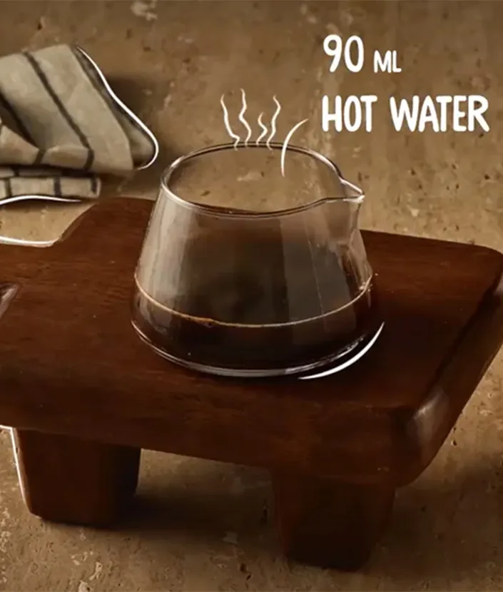 Kaffee mit Amaretto Rezept, Schritt 1: Messbecher mit NESCAFÉ GOLD