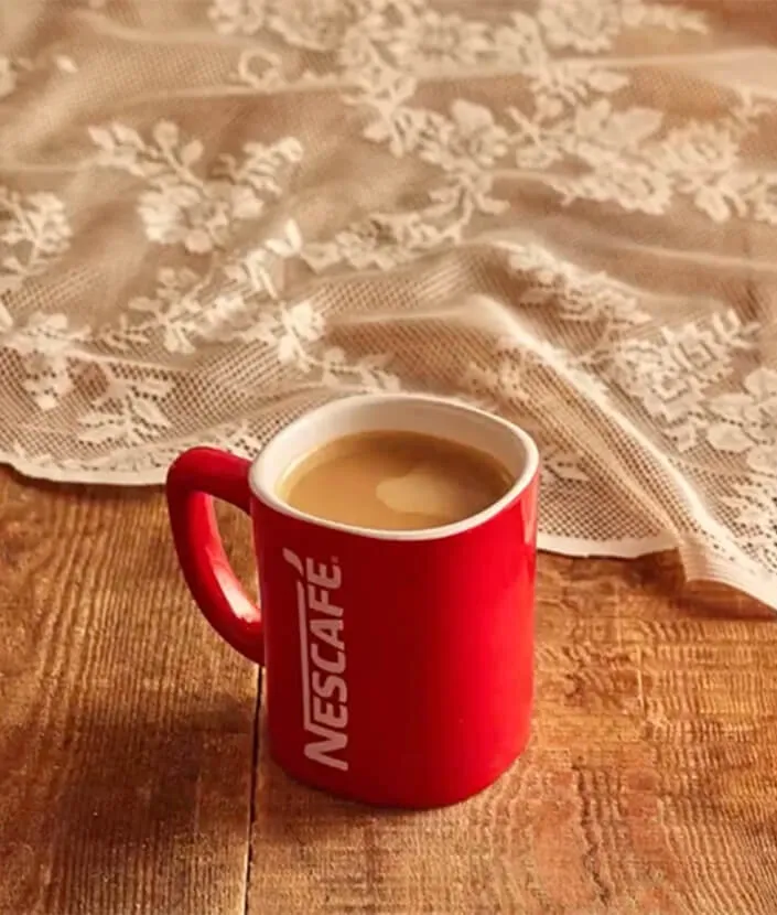 NESCAFÉ Waffle Latte Rezept, Schritt 3: Fertiges Getränk in der roten NESCAFÉ Tasse