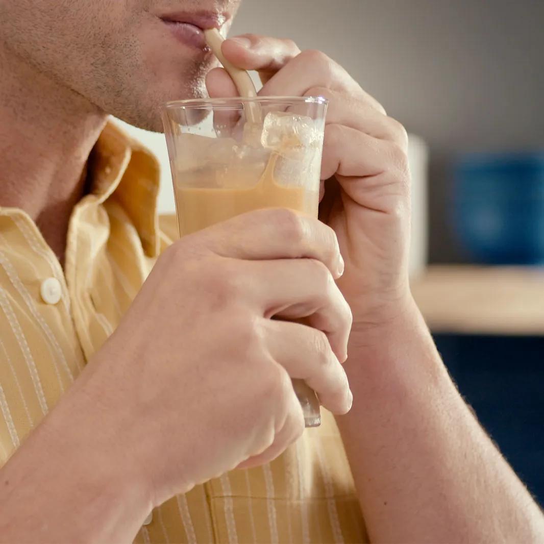 Mann trinkt Iced Coffee