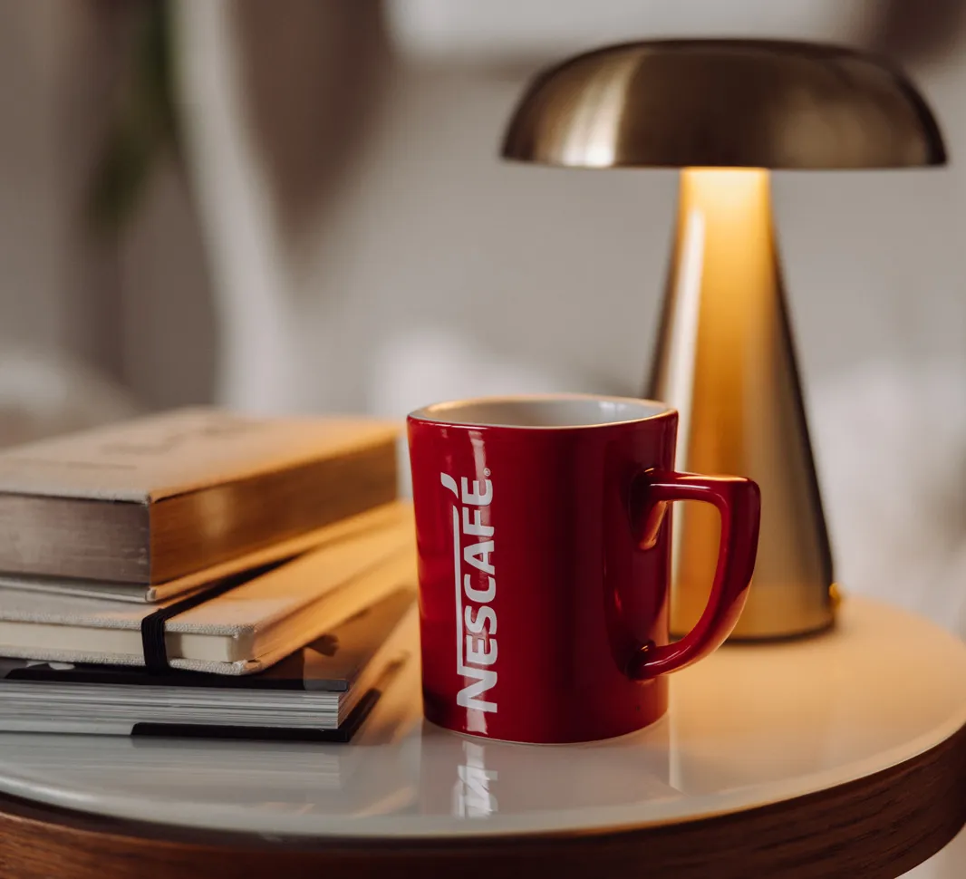 Nescafé Tasse, Tisch