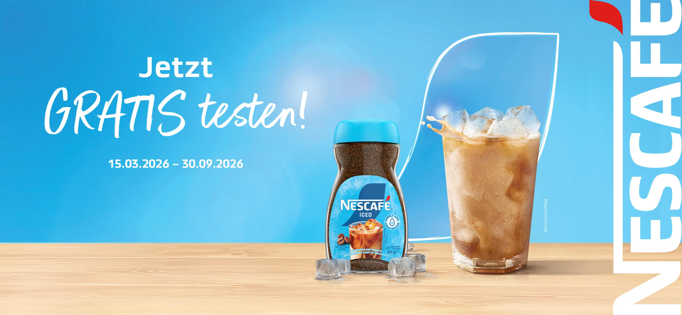 NESCAFÉ® ICED Werbung mit Gratis-testen Aktion: Glas NESCAFÉ® ICED neben einem Glas Iced Coffee mit Eiswürfeln auf Holzhintergrund vor blauem Hintergrund