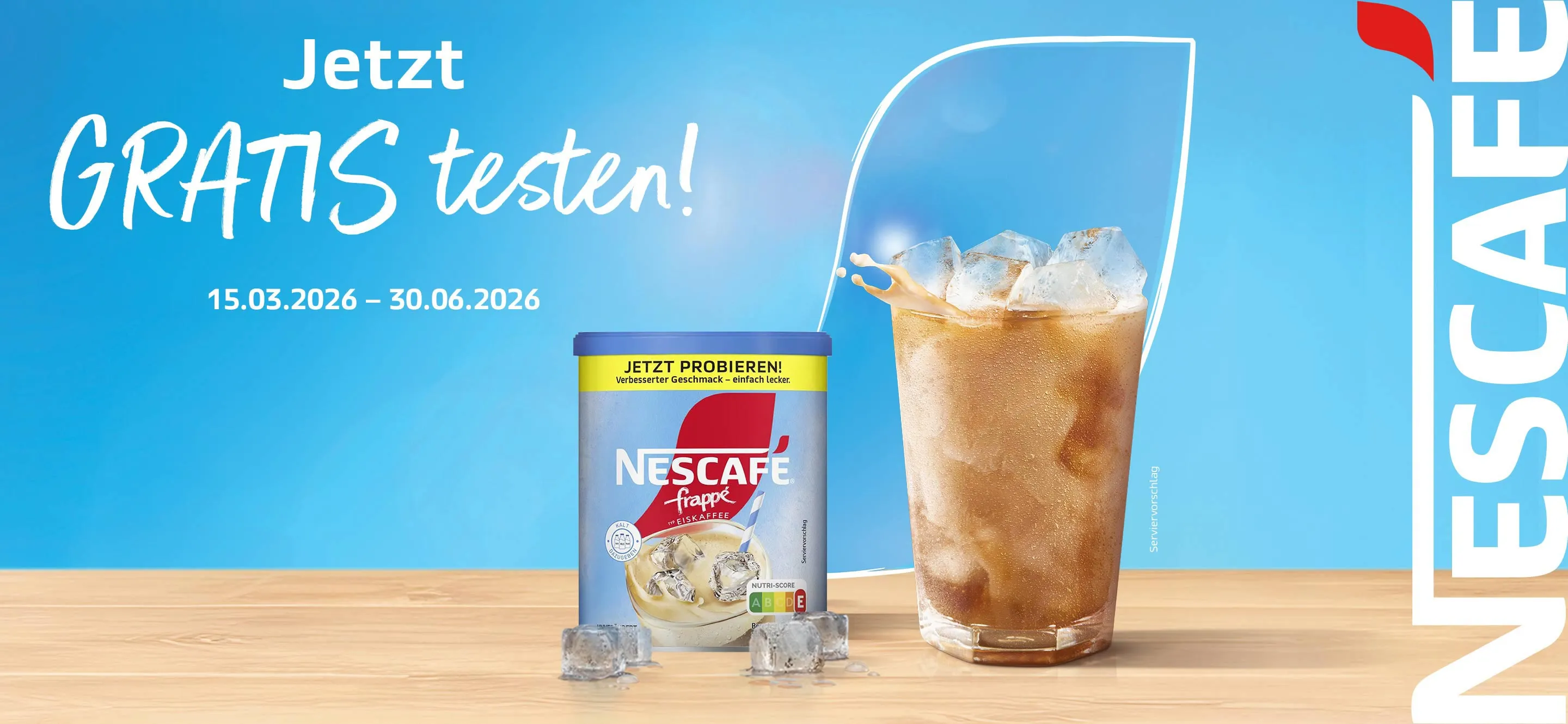 Dose NESCAFÉ® frappé ᵀʸᵖEiskaffee neben einem Glas Eiskaffee mit Eiswürfeln auf Holzhintergrund vor blauem Hintergrund.