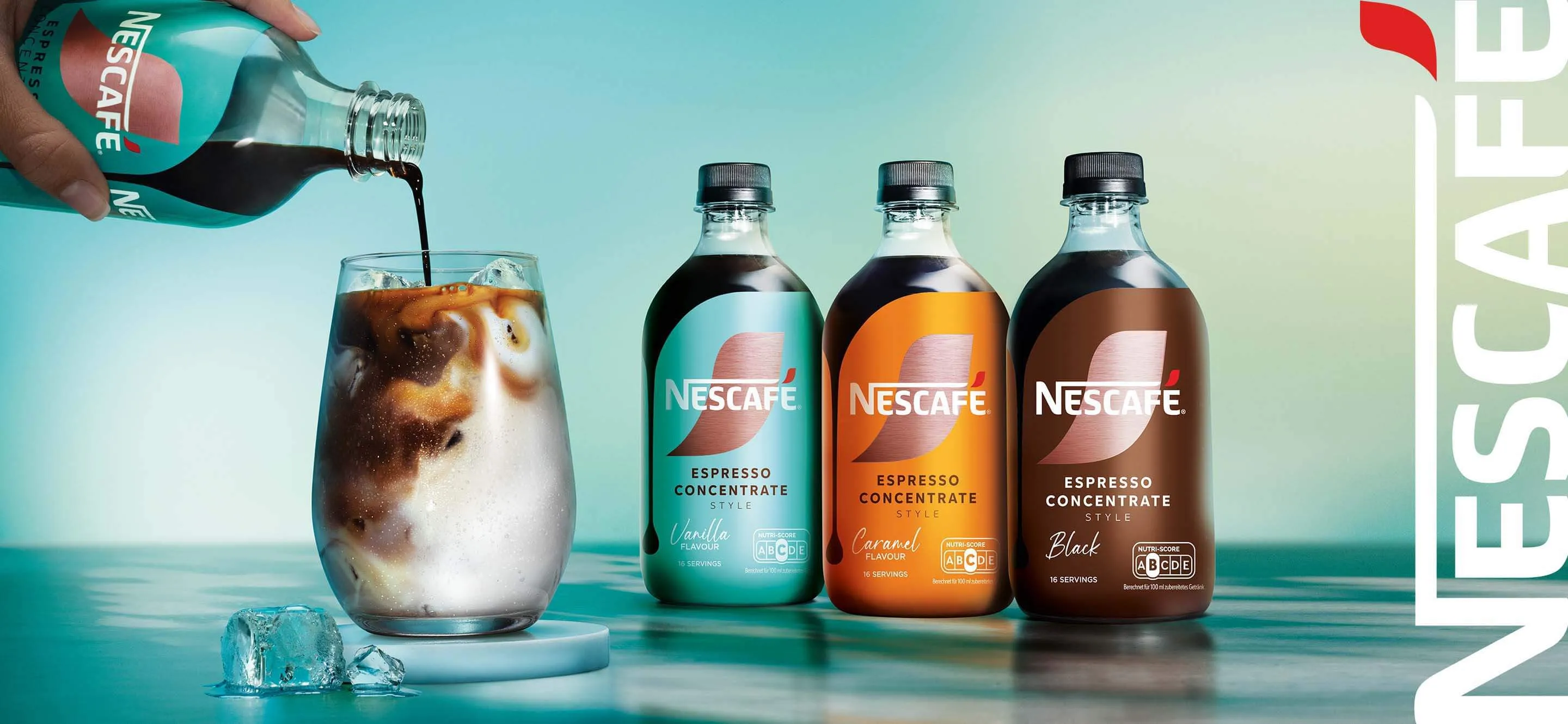 NESCAFÉ Espresso Concentrate wird in ein Glas mit Eiswürfeln und Milch gegossen. Daneben steht eine mit Espresso Concentrates