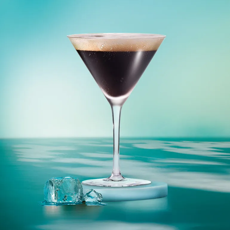 Vorgekühltes Martini-Glas für Espresso Martini