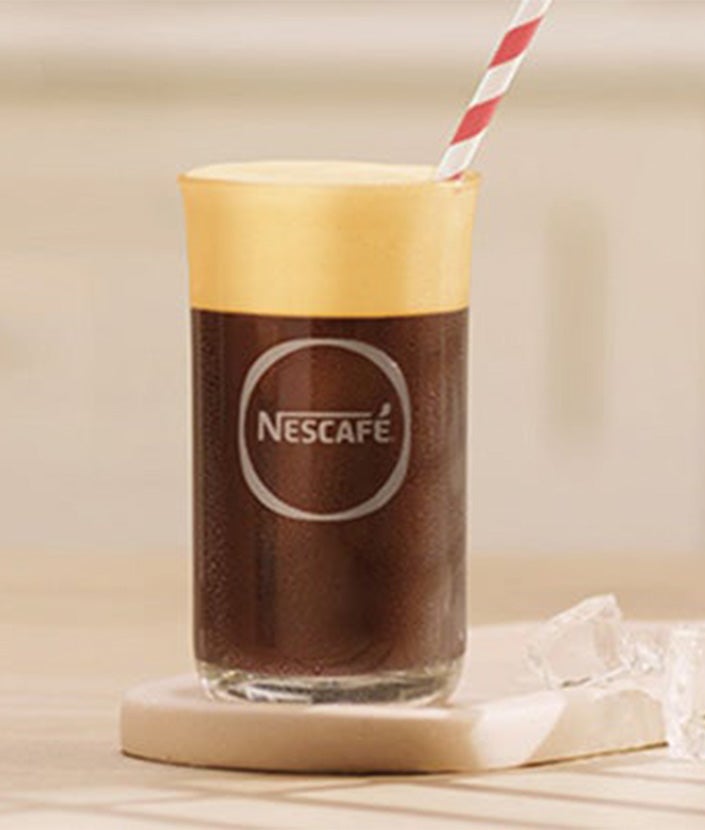 Glas indeholdende en NESCAFÉ Frappé Americano