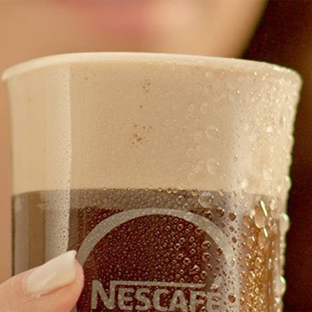 Glas som indeholder en Nescafé Frappé Americano