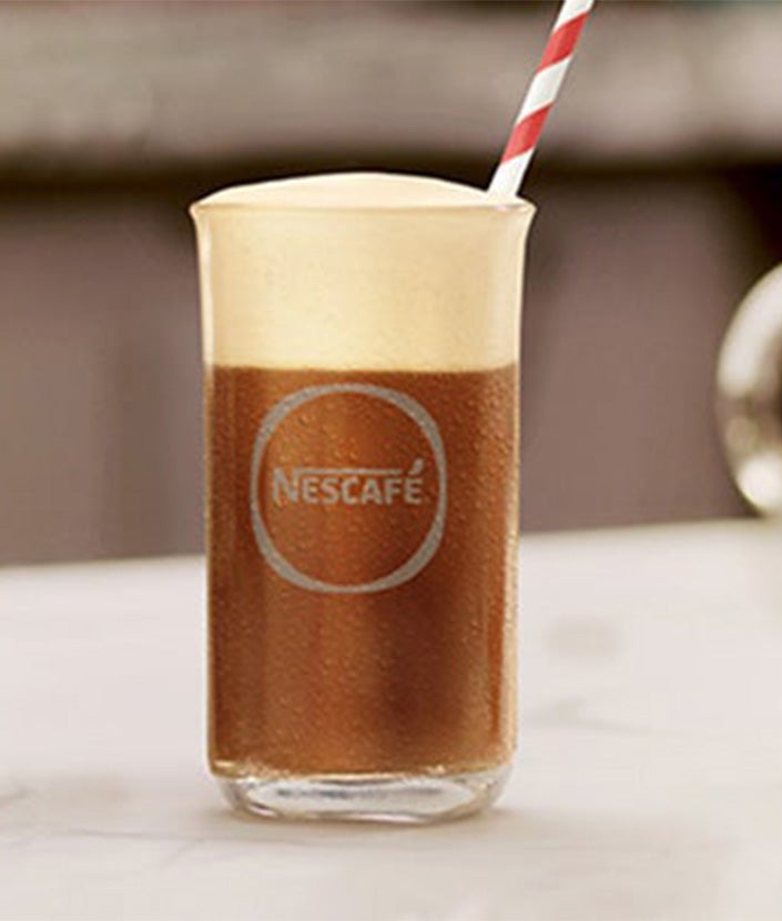 Glas indeholdende en NESCAFÉ Frappé Latte