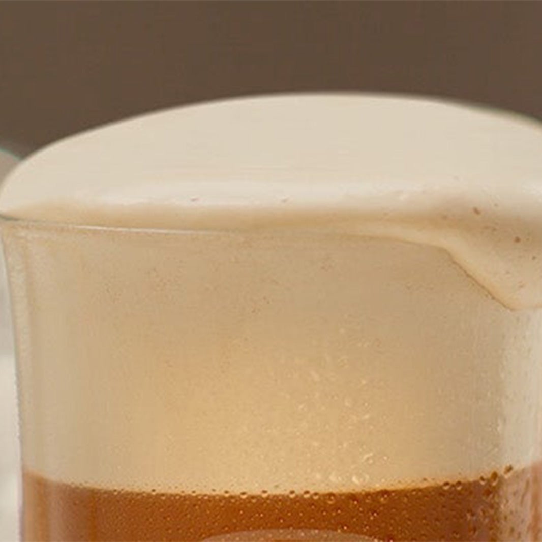 Glas som indeholder en Nescafé Frappé Latte