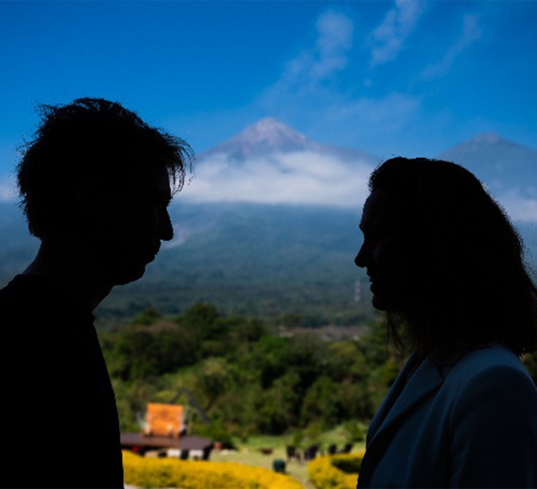 mand og kvinde i et kaffelandskab