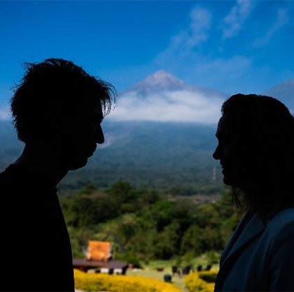 mand og kvinde i et kaffelandskab