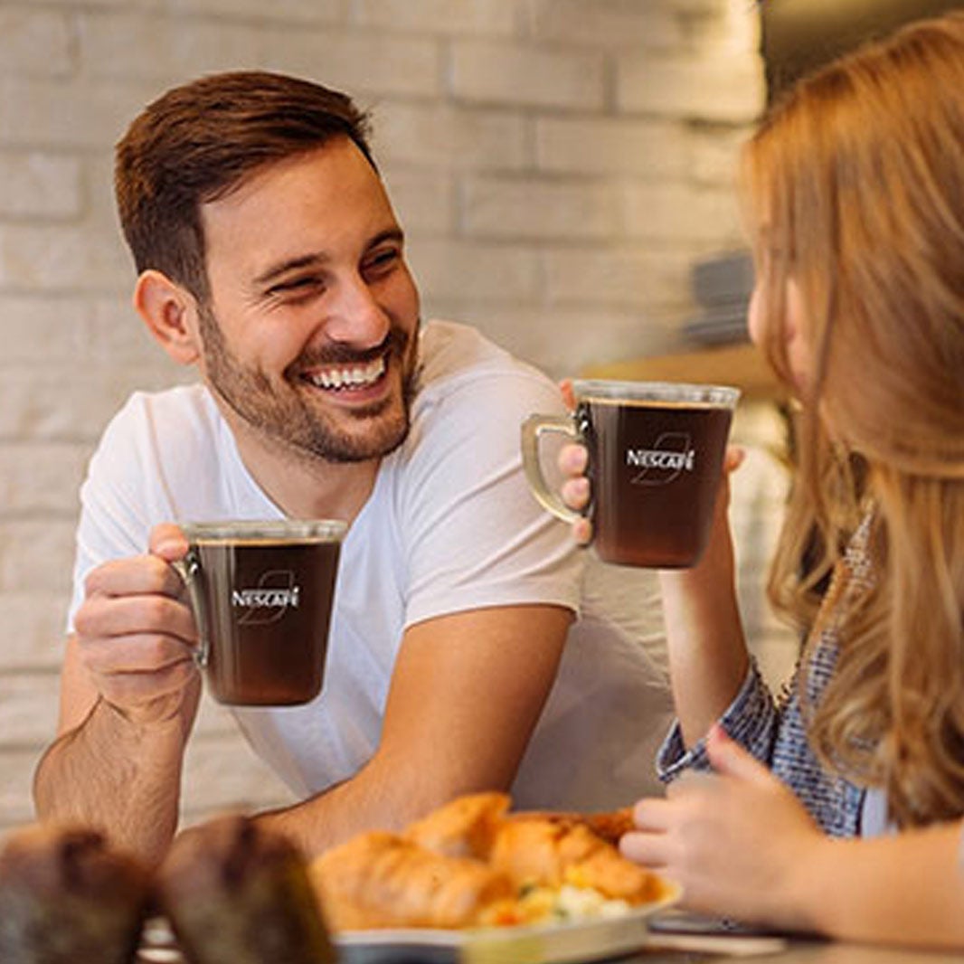 mand og kvinde som nyder kaffe