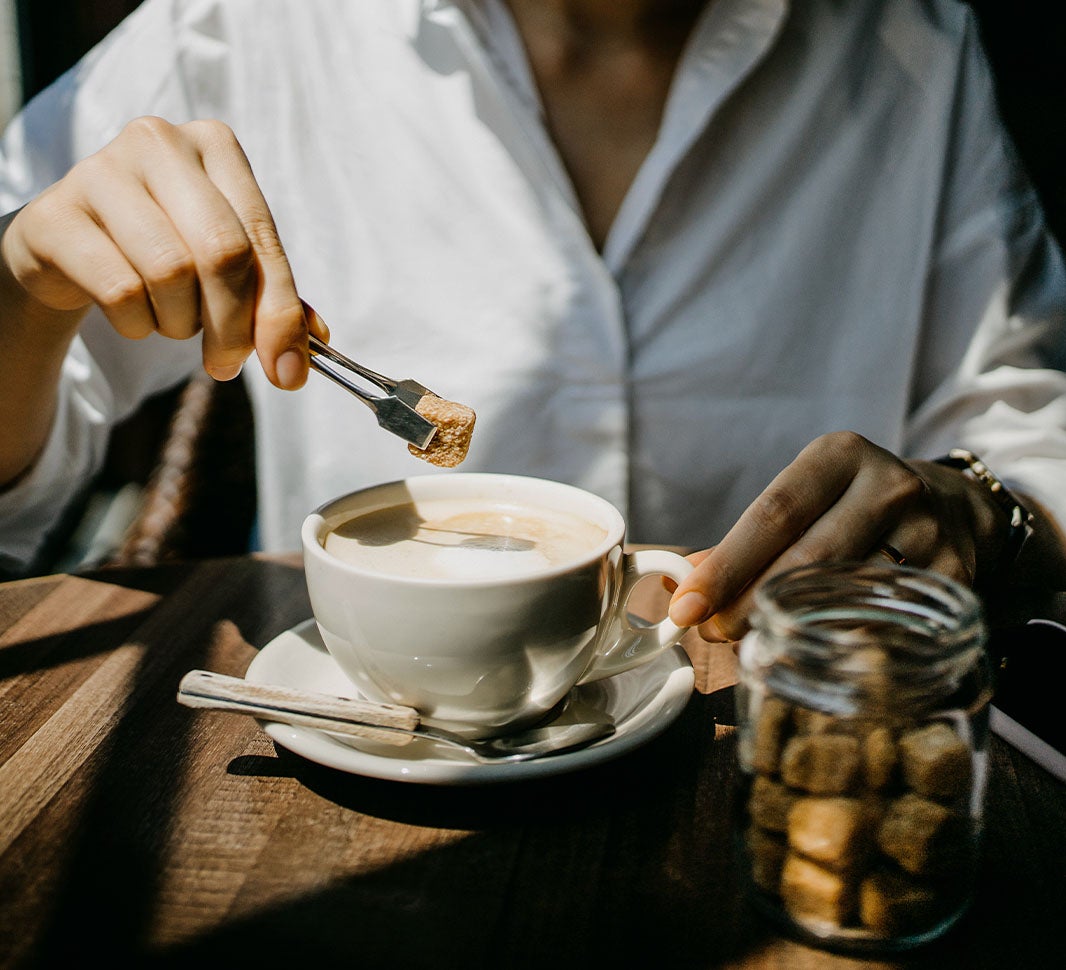 der hældes sukker i kaffen