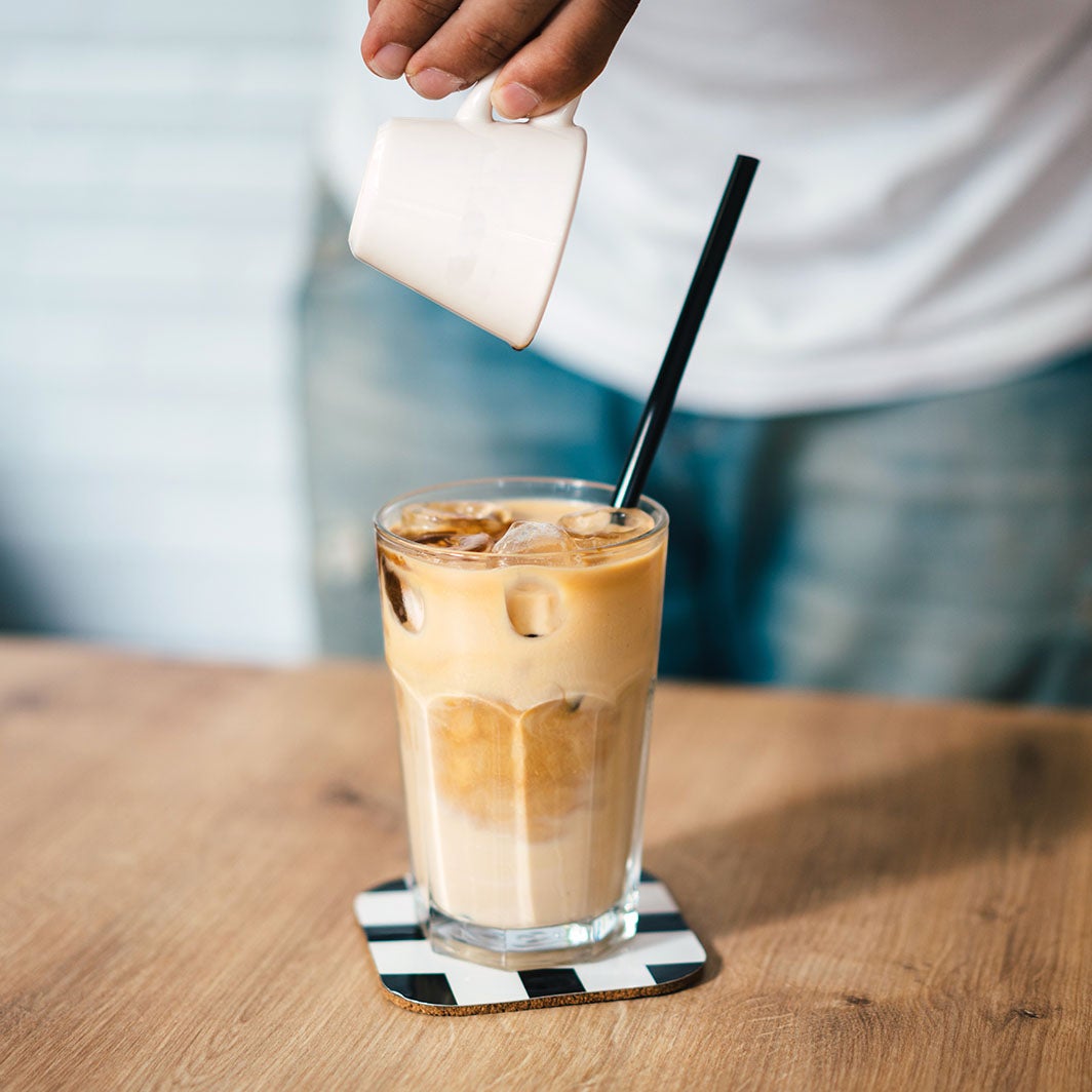 Et glas med kaffe med smag