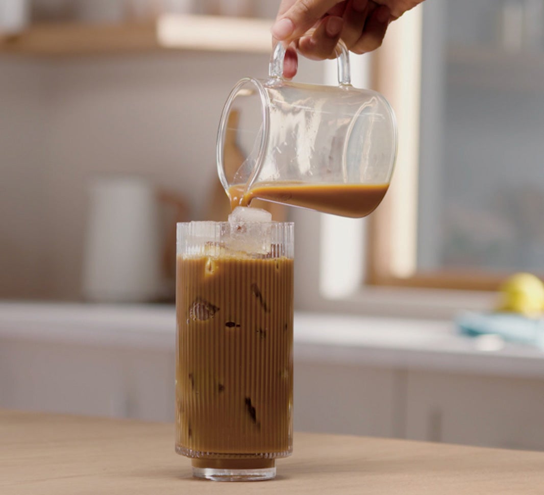 Der hældes kaffe i et glas