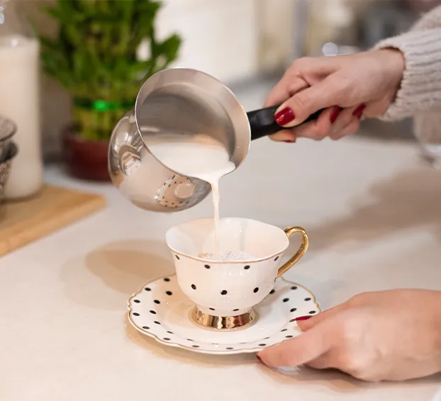 hæld mælk i et latteglas