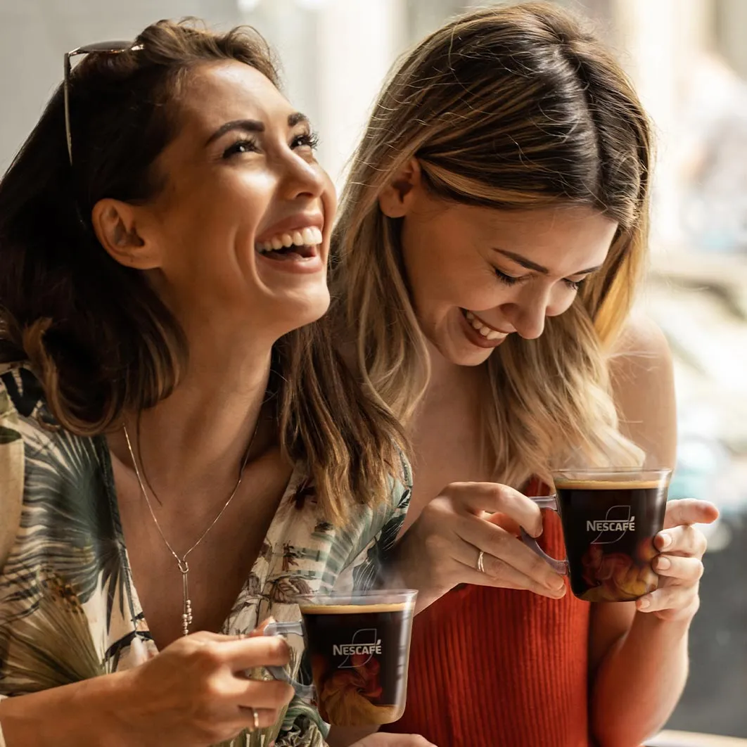 Mennesker som drikker kaffe