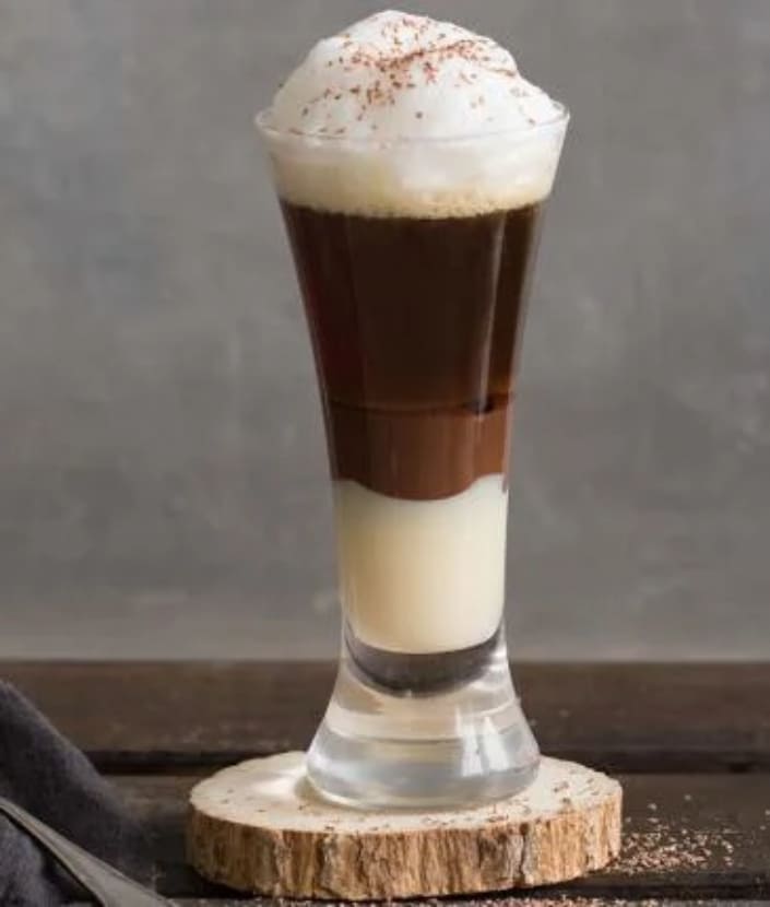 Café bombón con chocolate y espuma de leche