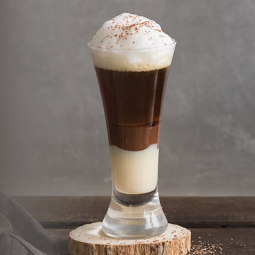 Café bombón con chocolate y espuma de leche