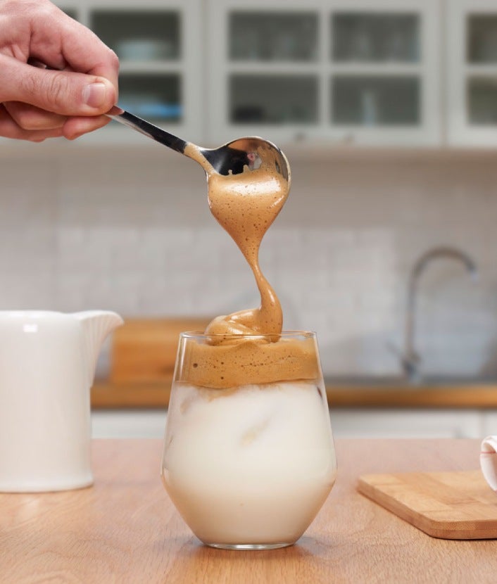 NESCAFÉ Dalgona Paso 3