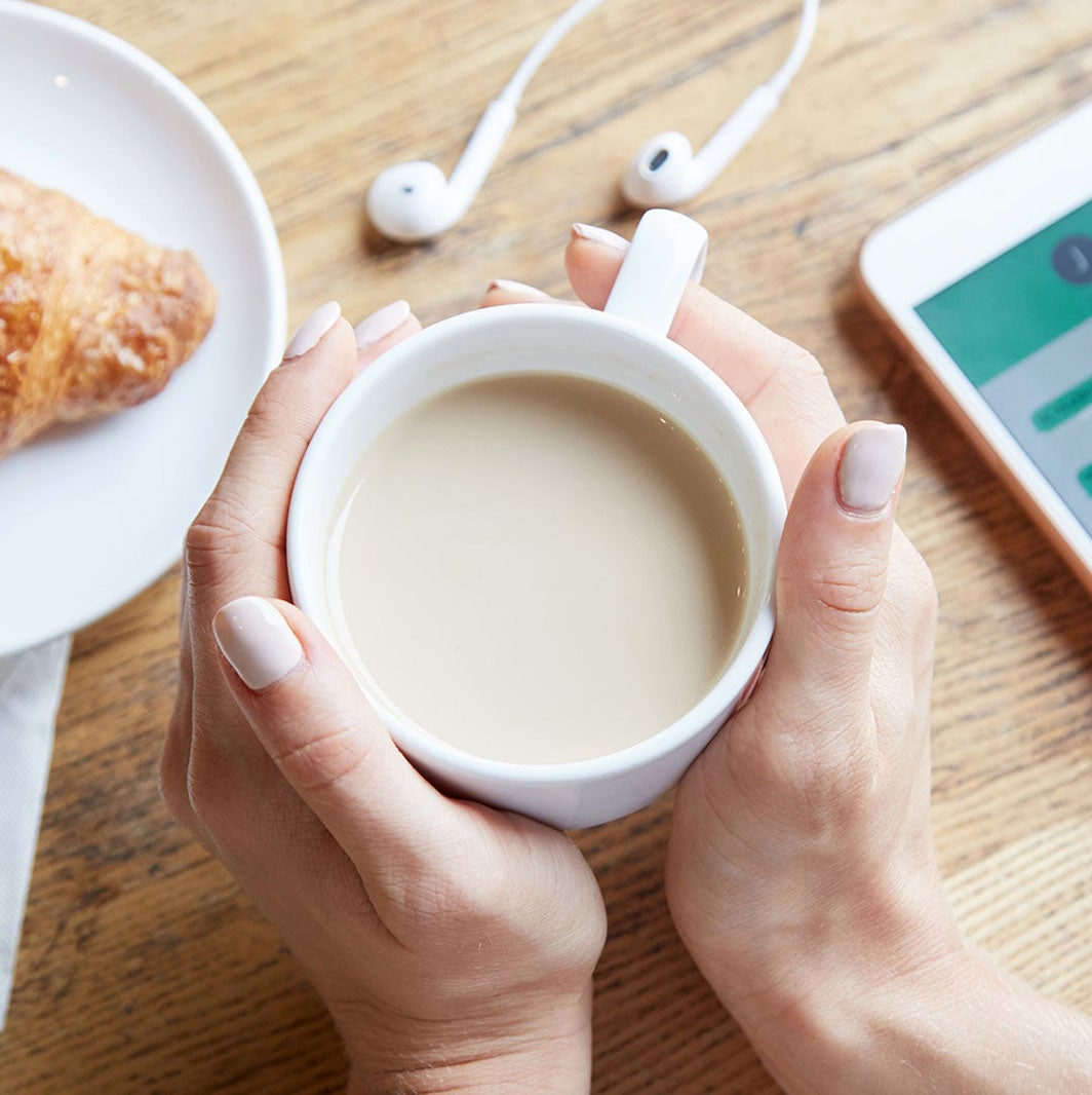 Café con leche soluble NESCAFÉ y cruasán