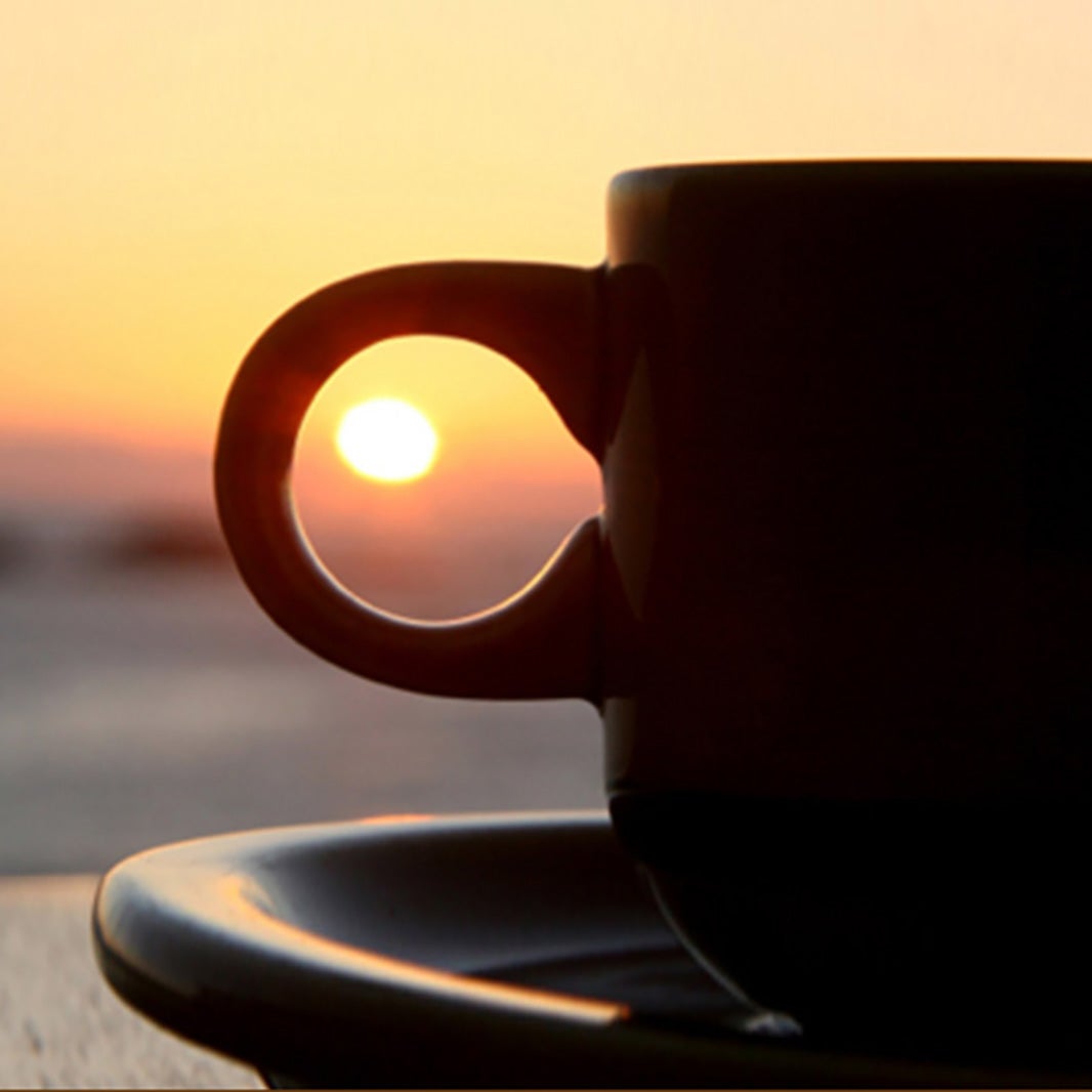 Taza de café al atardecer