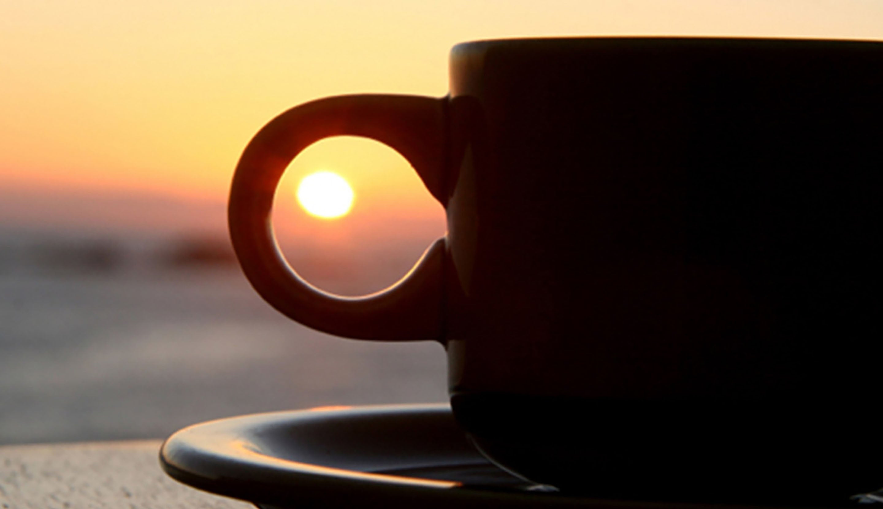 Taza de café al atardecer