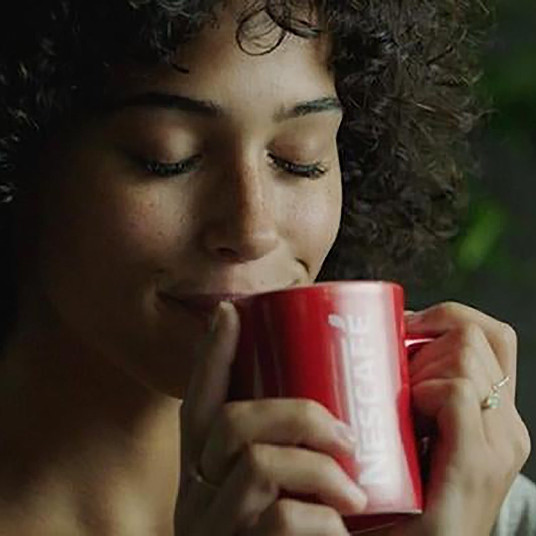 Chica bebiendo café