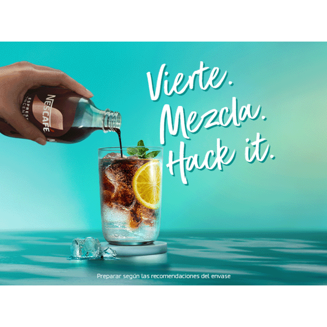 Mano vertiendo espresso concentrate en un vaso