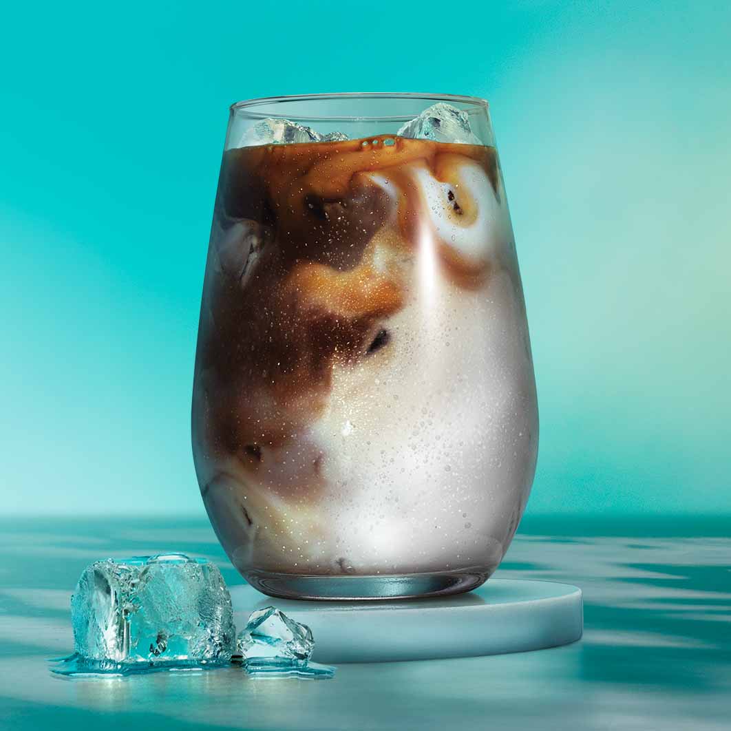 Un café con leche y hielo