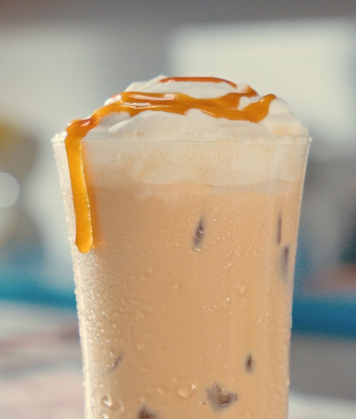 Topping de sirope de caramelo sobre el Iced Latte