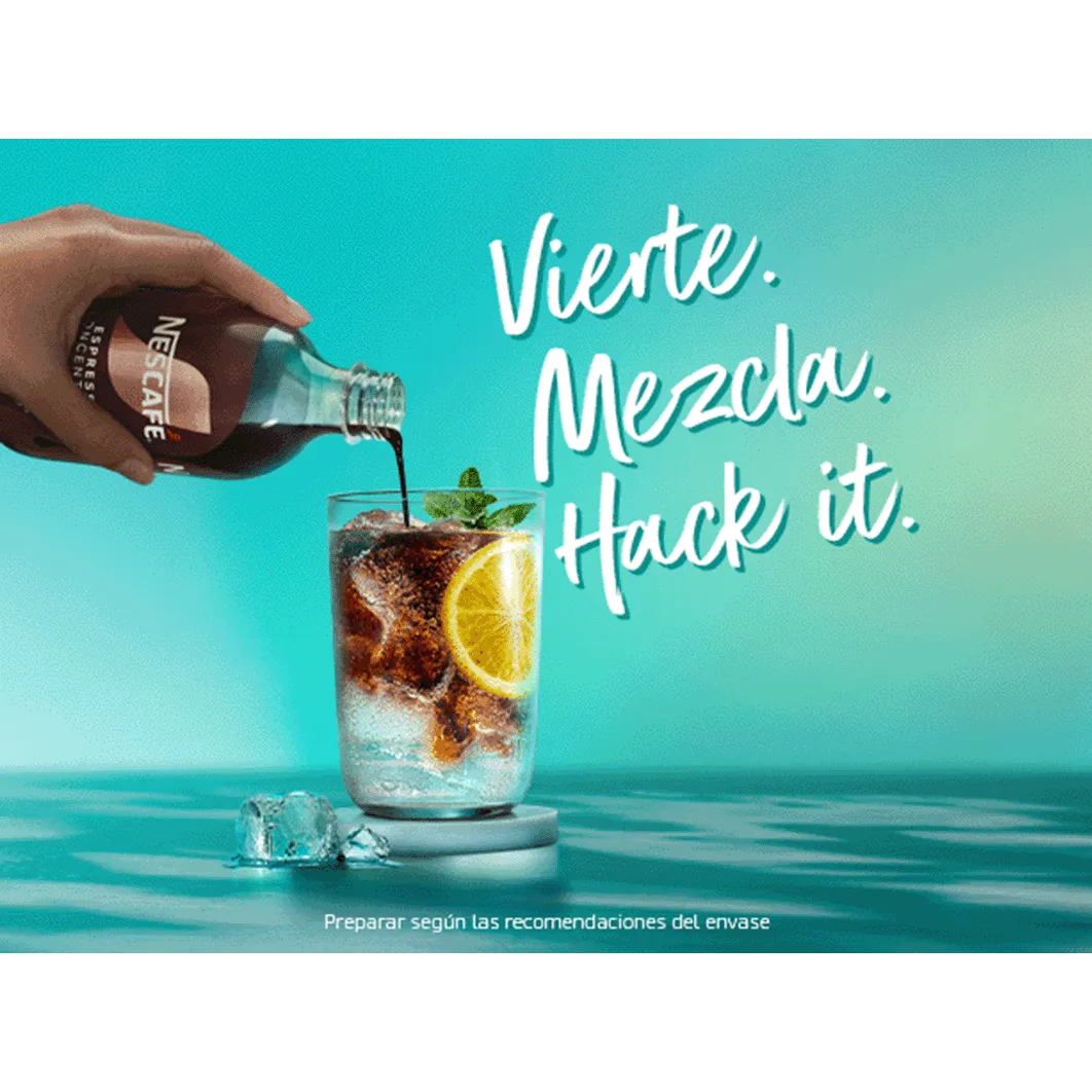 Mano vertiendo espresso concentrate en un vaso