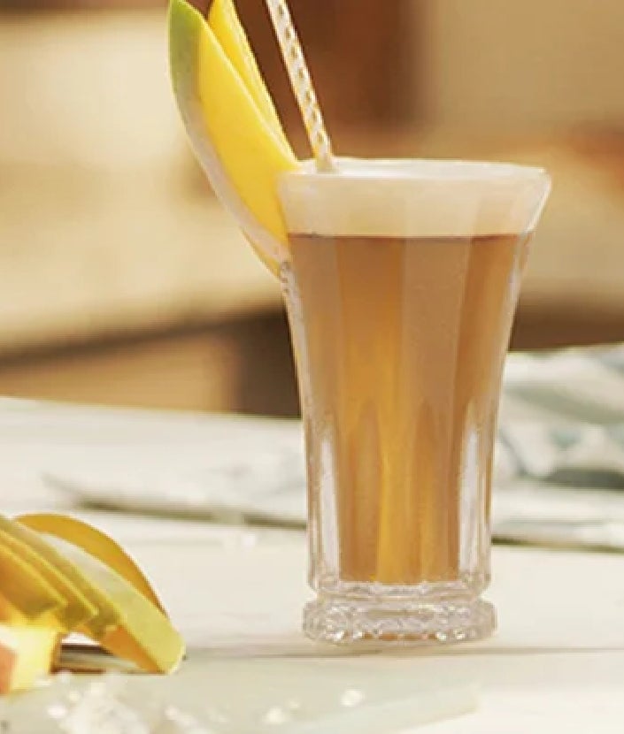 Kuvan lasissa NESCAFÉ Mango Frappé