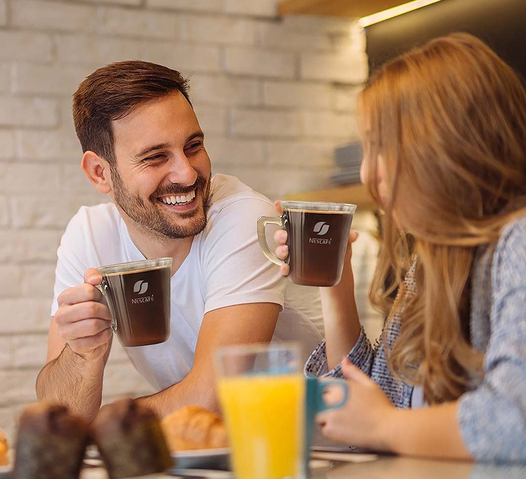 mies ja nainen nauttimassa kahvista