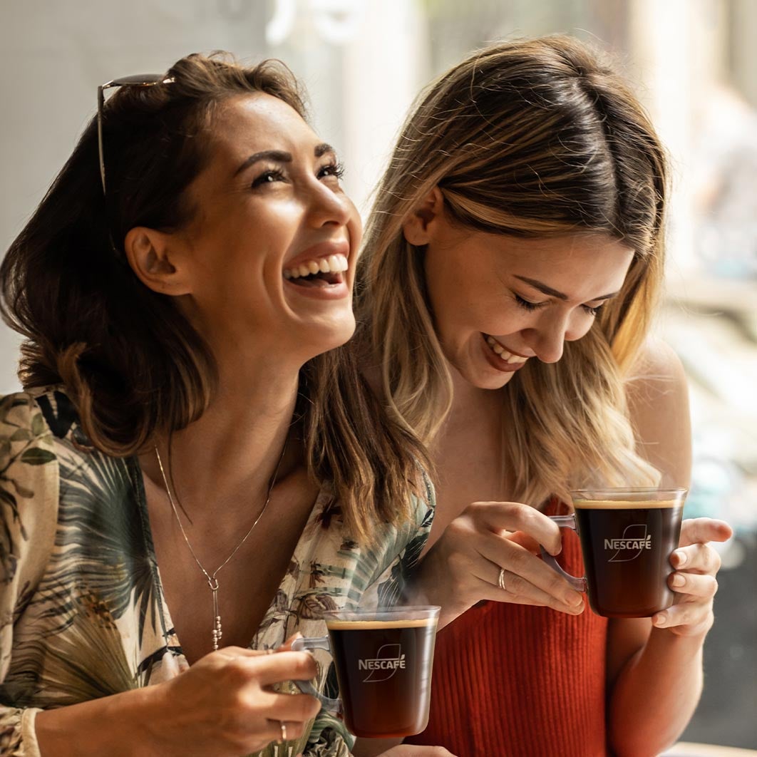 Ihmiset juomassa kahvia