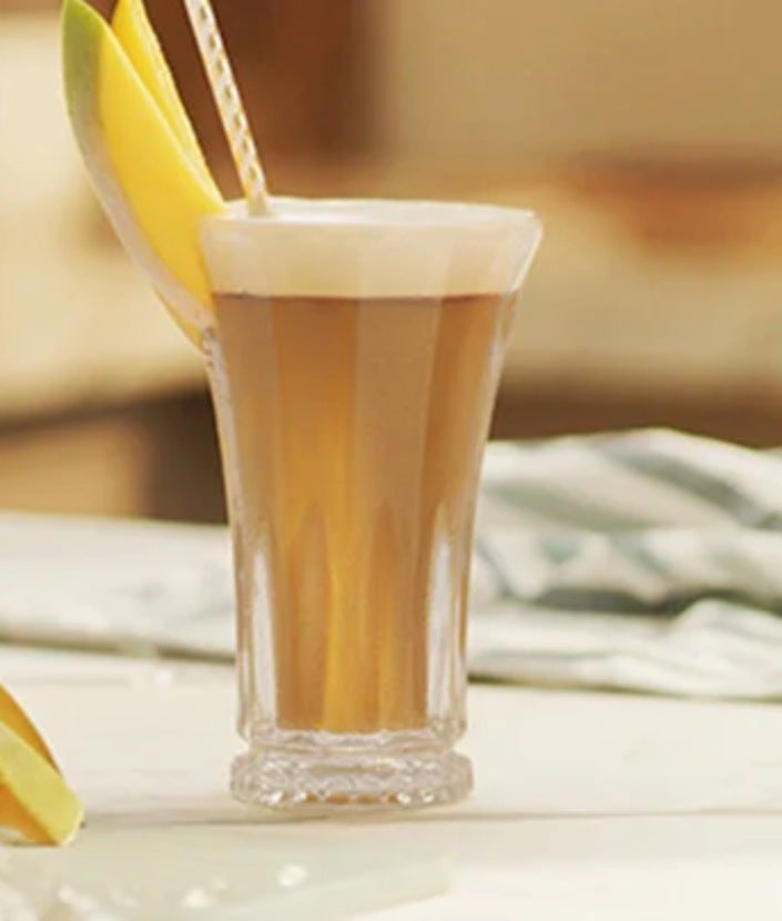 Verre contenant un NESCAFÉ Mango Frappé instantané