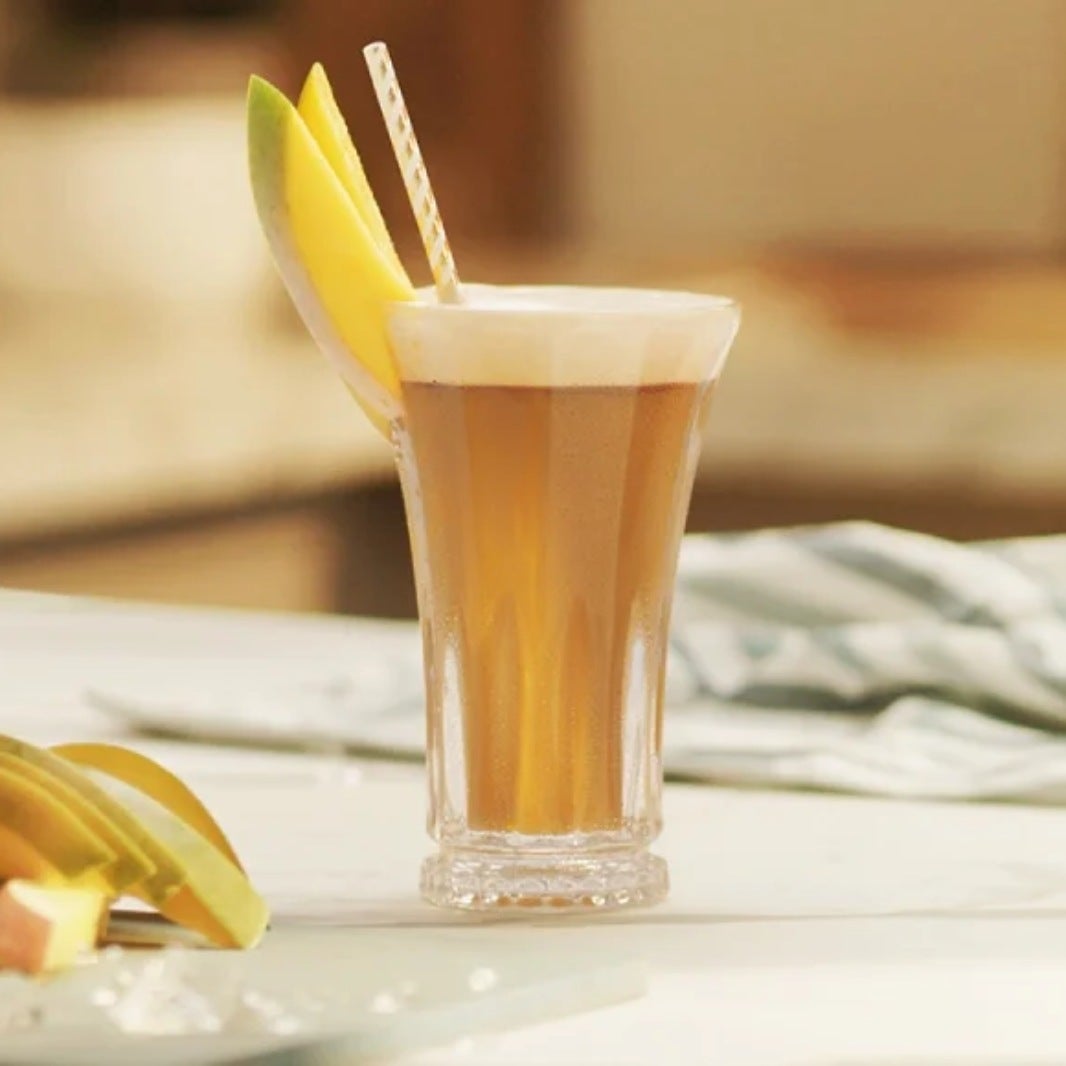 Verre contenant un NESCAFÉ Frappé Mango instantané