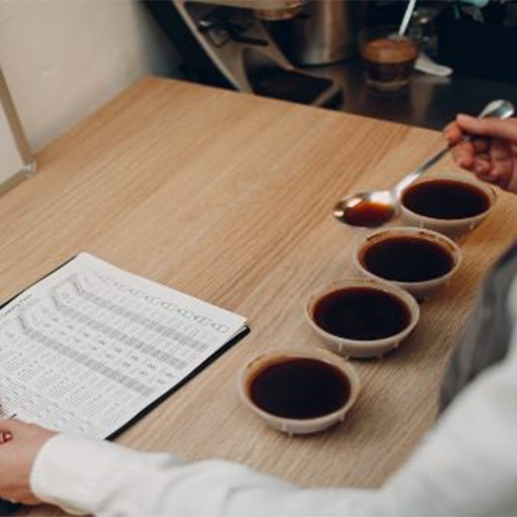 une personne réalisant un cupping