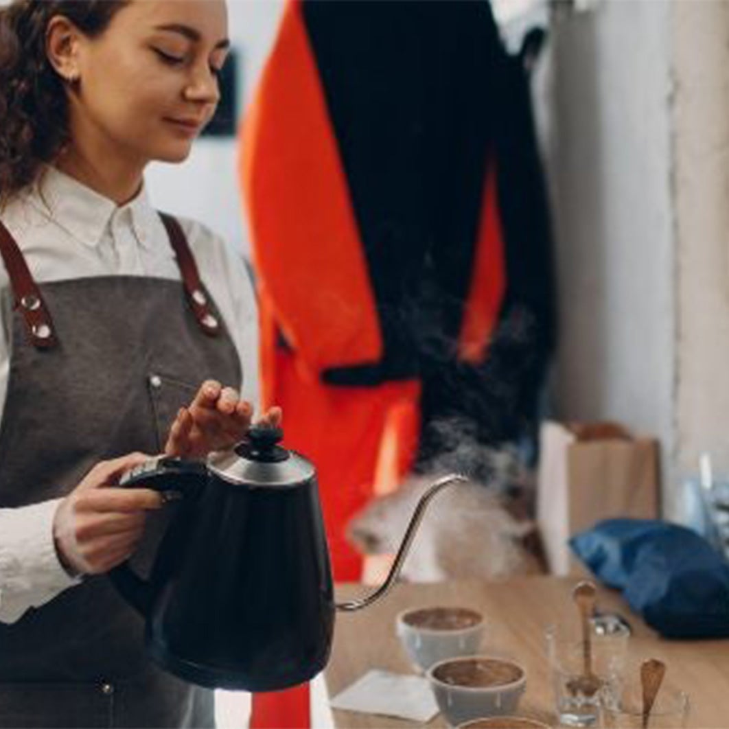 femme préparant une dégustation cupping
