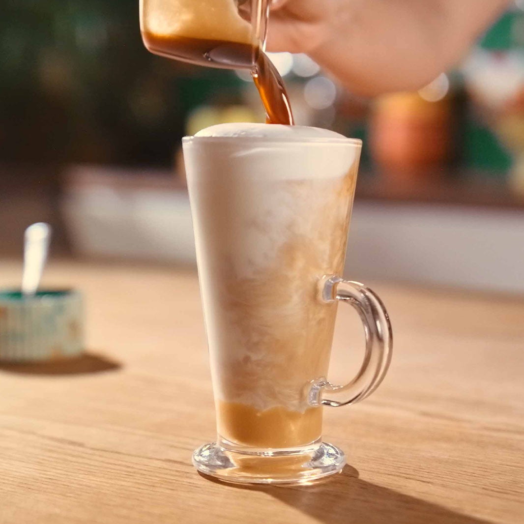 Verser un shot de café dans un verre à latte