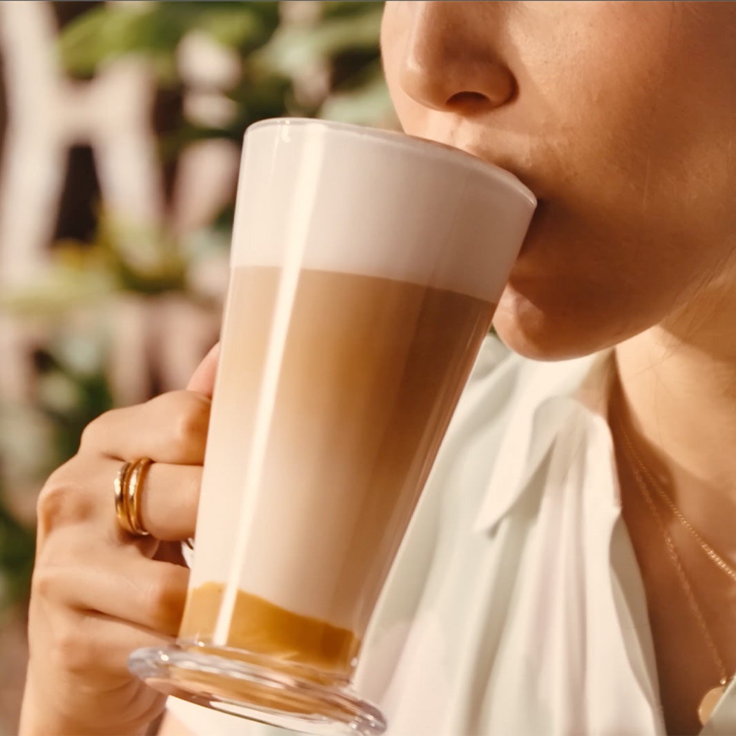 Une personne qui boit un latte dulce de leche