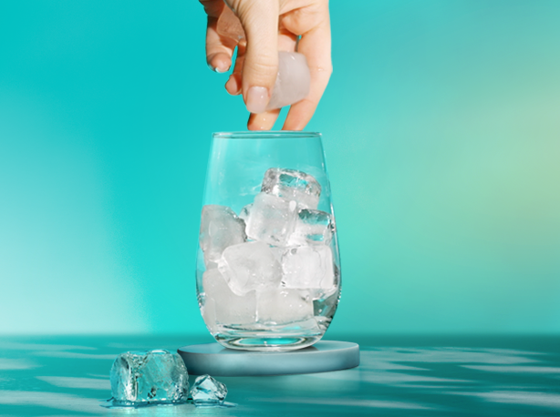 Image montrant l’ajout de glaçons dans un verre