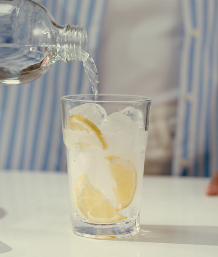 Ajout de limonade dans le verre