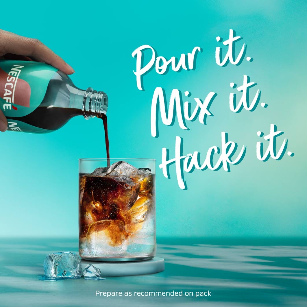 Une main versant du concentré NESCAFE Espresso Concentrate dans un verre