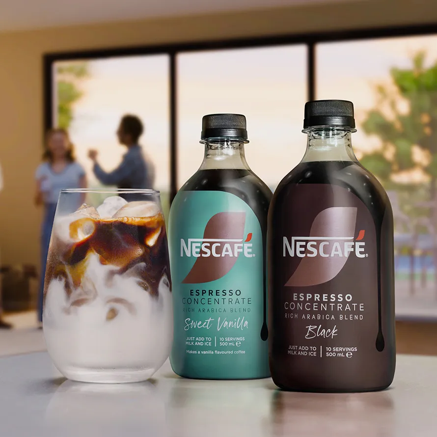 Bouteilles NESCAFÉ® Espresso Concentrate sur un comptoir 