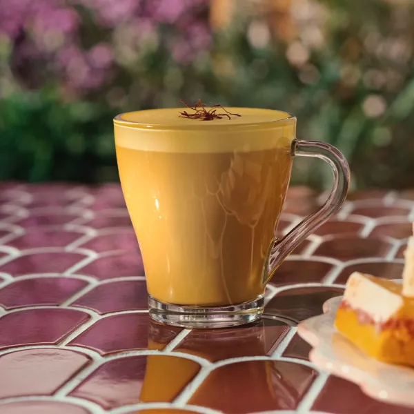Tasse de latte au safran