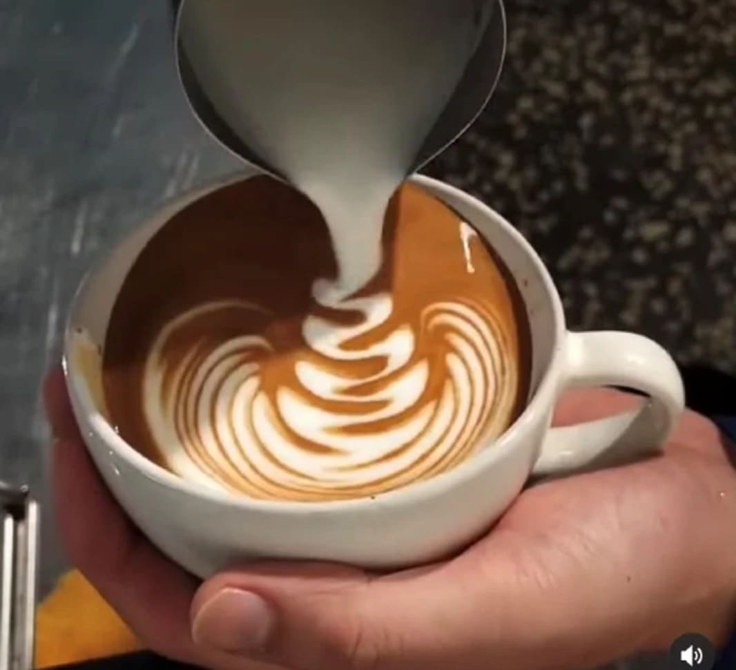 Making latte art in a coffee cup